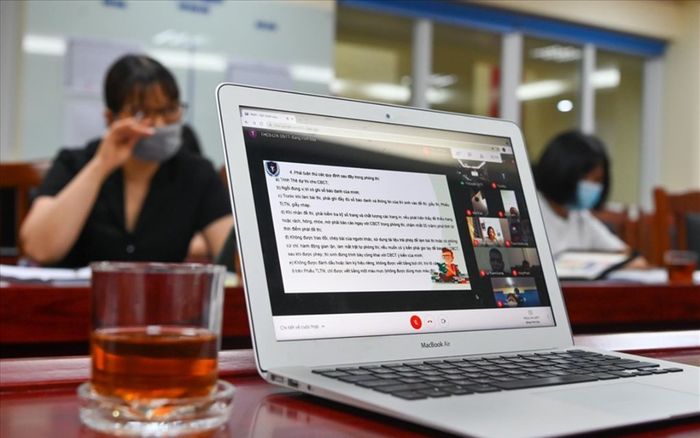 Hôm nay (11/6), hơn 93.000 thí sinh Hà Nội tham dự kỳ thi tuyển sinh lớp 10 làm thủ tục dự thi trực tuyến