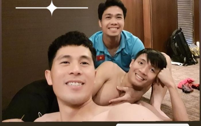 Đình Trọng khoe ảnh nóng bỏng cùng Công Phượng và Dũng "6 múi"