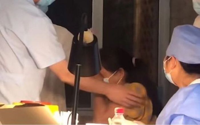 Vợ sợ co rúm người khi đi tiêm vắc xin Covid-19, chồng làm một việc khiến người trong phòng hoảng hốt