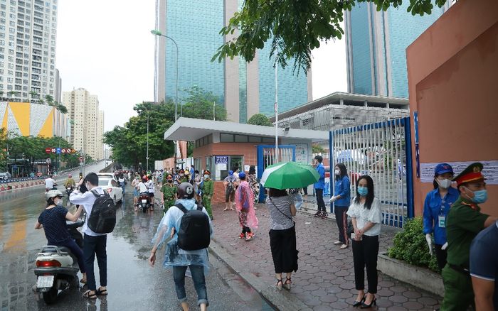 Sáng sớm mưa như trút nước, phụ huynh Hà Nội đội mưa đưa con đi thi vào lớp 10