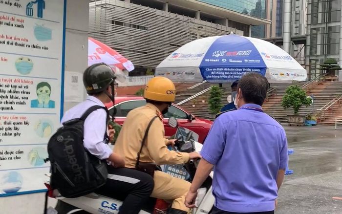 Hà Nội: Nam sinh đi thi vào lớp 10 bị nhầm địa điểm, CSGT cấp tốc dùng xe máy chở đến điểm thi cách 10km