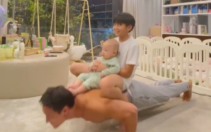 Kim Lý vừa cõng hai con trai vừa hít đất, thái độ đối lập của Subeo và Leon khiến ai cũng phì cười