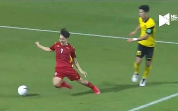 Văn Toàn lên tiếng sau khi bị tố 'ngã lươn', ăn vạ kiếm penalty