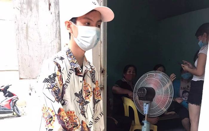Câu chuyện xúc động của cậu bé 17 tuổi ăn mì gói, uống nước cầm hơi trong suốt thời gian phong tỏa