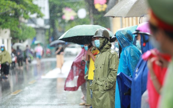 Ngày cuối kỳ thi vào lớp 10, phụ huynh đội mưa chờ con, thí sinh tự tin 'không môn nào dưới 8,5 điểm'