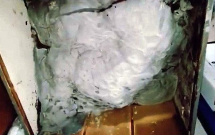 Gã đàn ông gọi bạn đến nhà để nói chuyện rồi sát hại, quấn thi thể bằng áo mưa giấu vào tủ quần áo