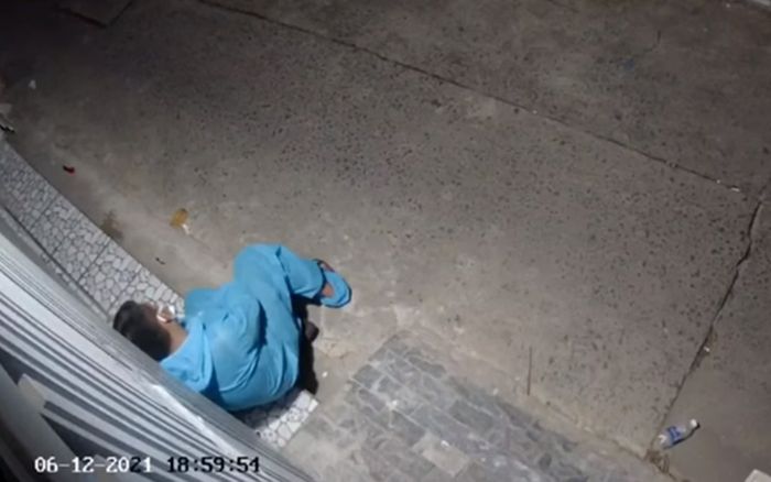 Clip: Cán bộ chống dịch bước đi loạng choạng, ngồi thụp xuống trước cửa nhà dân nghỉ ngơi gây xúc động