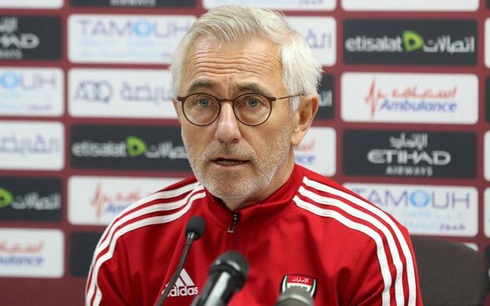 HLV Bert van Marwijk cảnh báo cầu thủ UAE