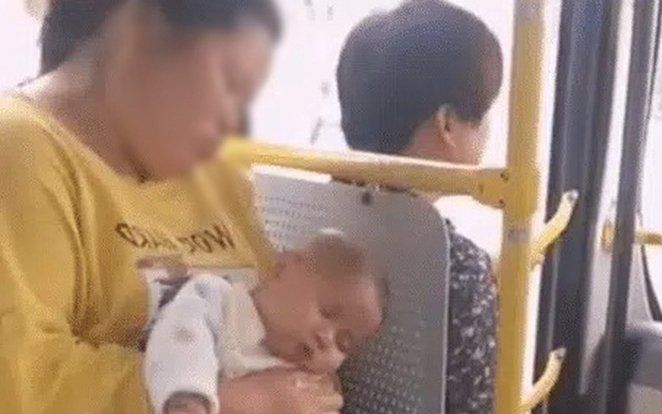 Thấy đứa trẻ ngủ mê trong lòng mẹ, người phụ nữ lân la bắt chuyện và nhanh chóng báo cảnh sát