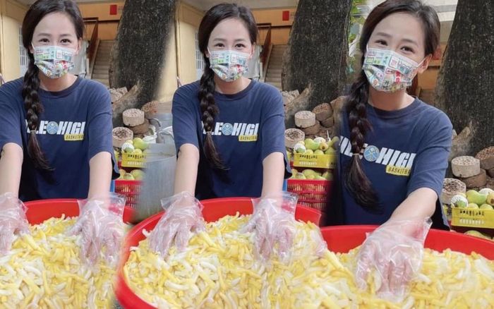 Hoa hậu Mai Phương Thúy đi ủng hộ cho tuyến đầu chống dịch với trang phục cực kỳ cute