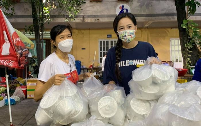 Dậy từ 4 rưỡi sáng, Mai Phương Thuý chuẩn bị các phần ăn cho y bác sĩ tuyến đồng chống dịch