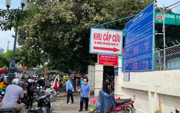 Người phụ nữ bán hàng rong trước cổng Bệnh viện Nhi đồng 1 nhiễm COVID-19