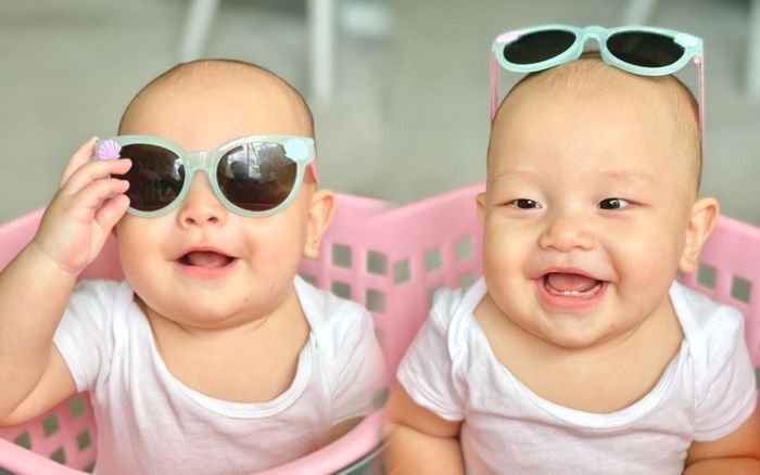 Leon tạo dáng cực yêu khi đeo mắt kính 'mượn' từ chị gái Lisa