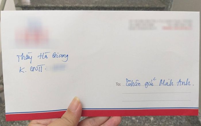 Tốt nghiệp ĐH loại xuất sắc nhưng không định dự lễ, nữ sinh bất ngờ nhận món quà đặc biệt từ người thầy