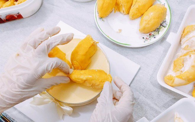 Bánh kem sầu riêng nguyên múi 'siêu chảnh' giá cả nửa triệu đồng