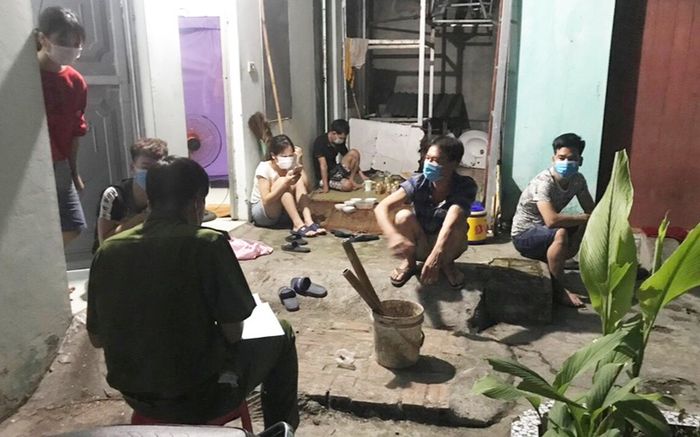 Bắc Giang: Xử phạt 7 người 105 triệu đồng do tụ tập xem bóng đá, bất chấp dịch bệnh