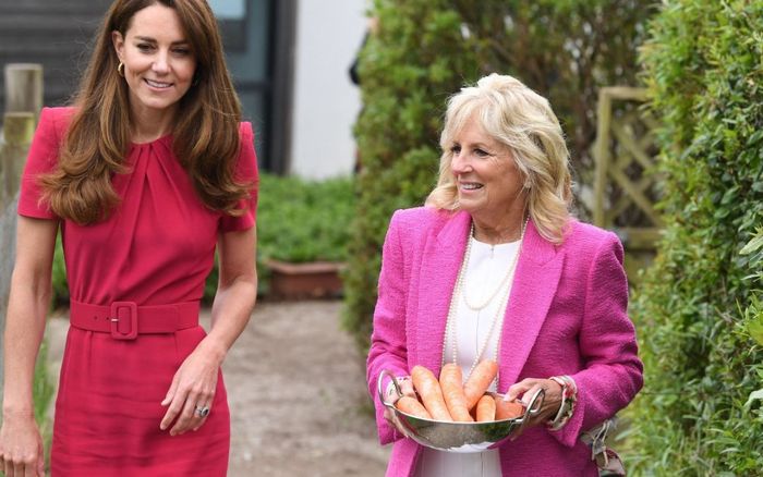 Kate Middleton mặc đồ xuyệt tông hồng với phu nhân tổng thống Mỹ xinh ơi là xinh