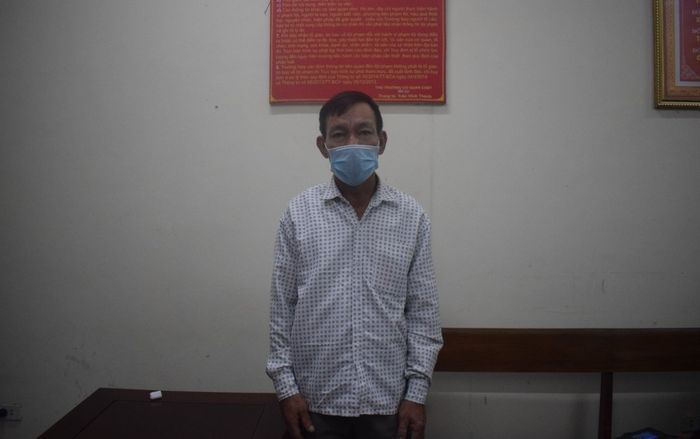 Gã đàn ông đánh vợ, dùng kéo tấn công thượng úy công an
