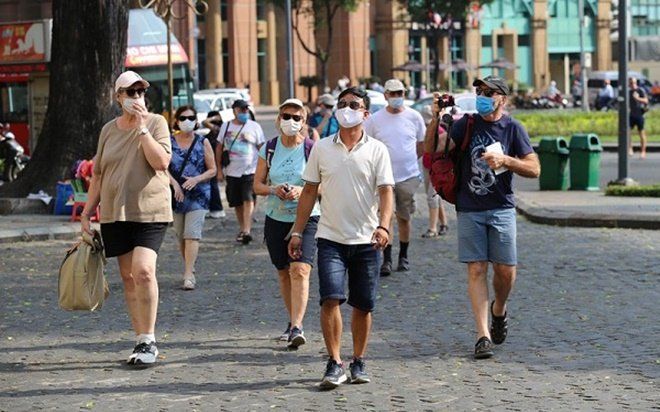 TP.HCM xử phạt nghiêm người không đeo khẩu trang nơi công cộng, tụ tập đông người