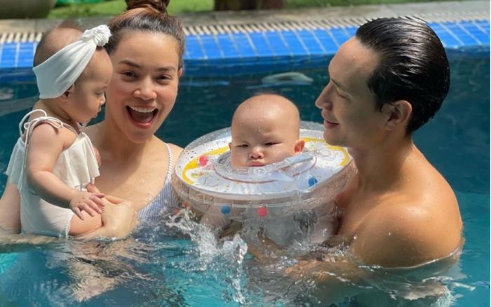 Hồ Ngọc Hà tập bơi cho Lisa & Leon, Leon tung tẩy dưới nước ai nhìn cũng phì cười