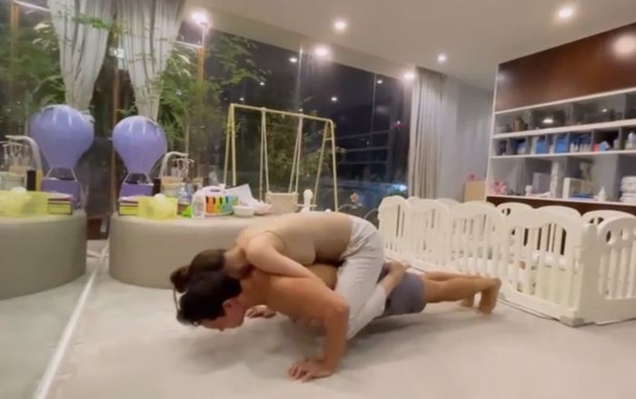 Hồ Ngọc Hà khoe khoảnh khắc được Kim Lý vừa cõng vừa hít đất, con gái Lisa ngồi cổ vũ sát bên