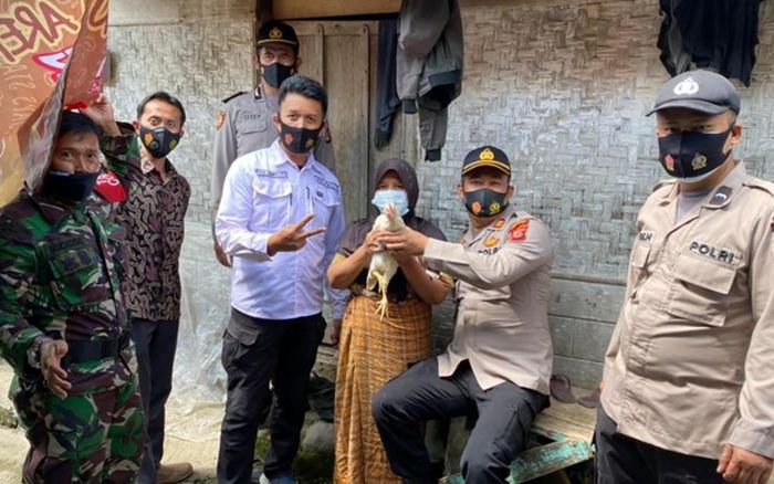 Tặng gà sống cho người dân chịu tiêm vaccine Covid-19