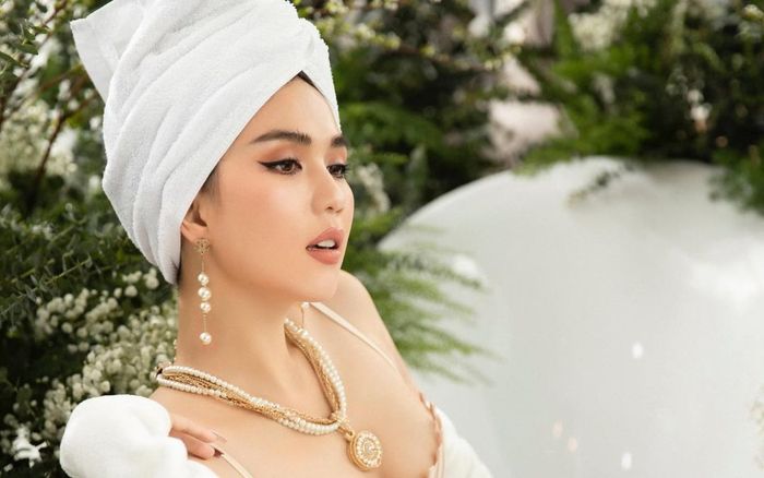 Mới debut với vai trò mới, Ngọc Trinh làm mini game tặng quà cho fans: 'Nhanh tay, nhanh tay nào'