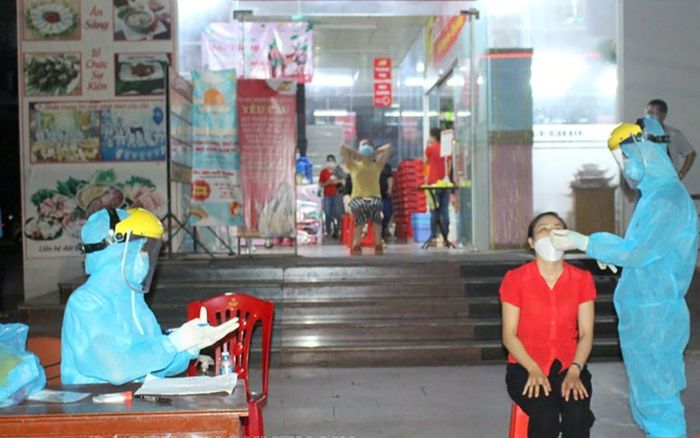 Người phụ nữ dương tính với COVID-19 từng đi cùng chuyến bay và nói chuyện với ca F0 ở Hoà Bình