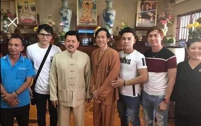 Cư dân mạng tìm được ảnh Hồ Việt Trung chụp cùng và tâng bốc hết lời Võ Hoàng Yên?