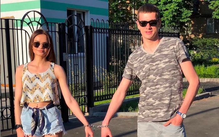 Cặp đôi tan vỡ sau 123 ngày khóa xích vào nhau: 'Cuối cùng tôi cũng được tự do'