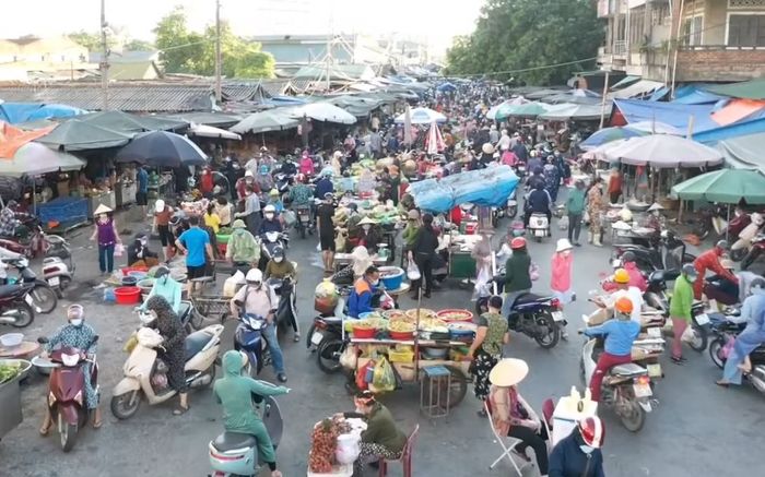 Người dân ùn ùn đi chợ trước giờ cách ly xã hội, chợ Vinh đông nghịt