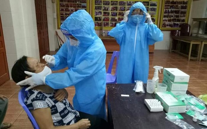 Phát hiện 8 trường hợp test nhanh dương tính với Covid-19 ở Nghệ An