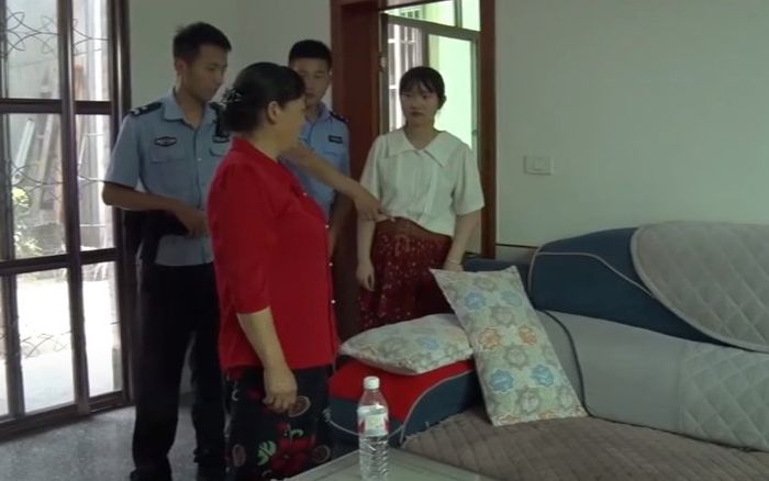 Đang nằm ngủ trưa trên sofa thì thấy lạnh sống lưng, người phụ nữ hoảng sợ ngay lập tức cầu cứu cảnh sát