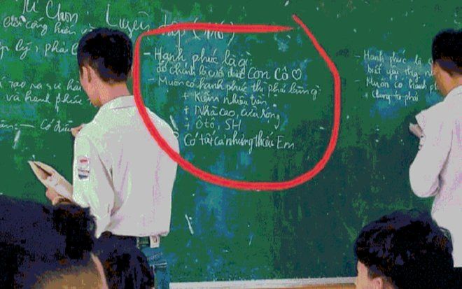 Được gọi lên bảng nêu định nghĩa 'hạnh phúc là gì', nam sinh trả lời khiến giáo viên 'đứng hình'