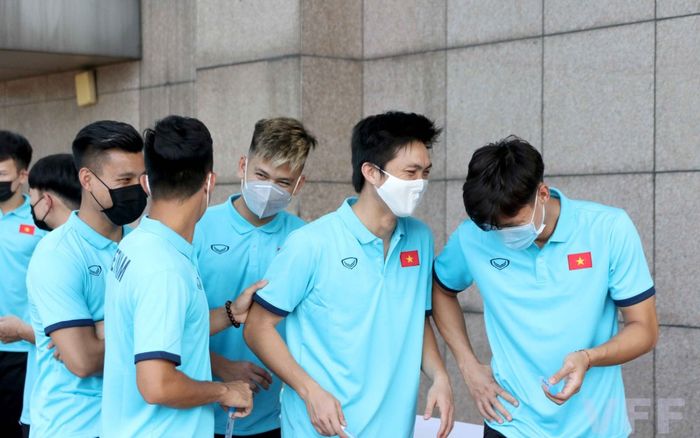 2 người đi cùng chuyến bay chở tuyển Việt Nam về nước mắc COVID-19