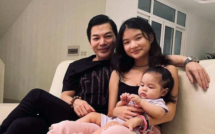 Chồng cũ Trương Ngọc Ánh - Trần Bảo Sơn lần đầu khoe ảnh hai con gái chung khung hình