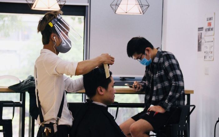 TP Hà Nội cho mở lại các dịch vụ cắt tóc, gội đầu, ăn uống từ 0h ngày 22/6