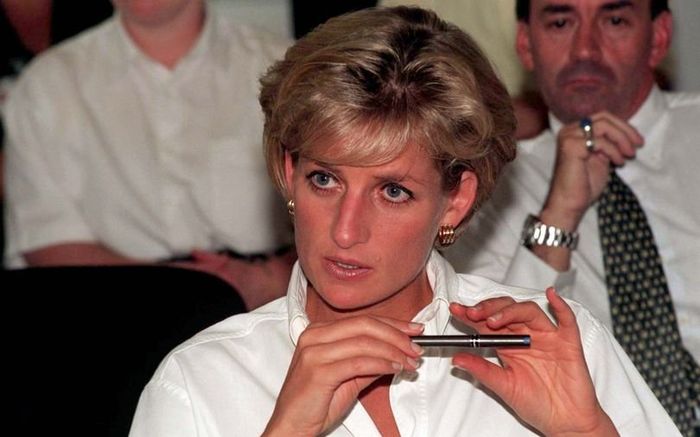Công nương Diana lo sợ 'phanh xe sẽ hỏng' sau khi ly hôn