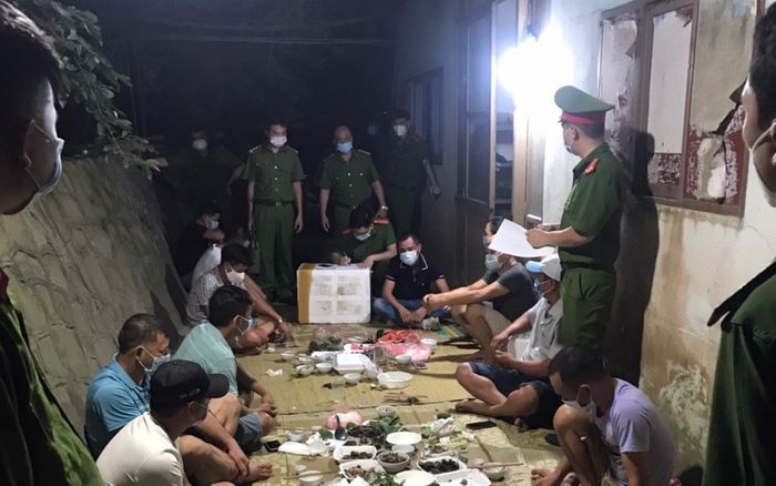 Bắc Giang: Xử phạt 82 triệu đồng đối với 11 người tụ tập ăn uống, bất chấp dịch bệnh Covid-19