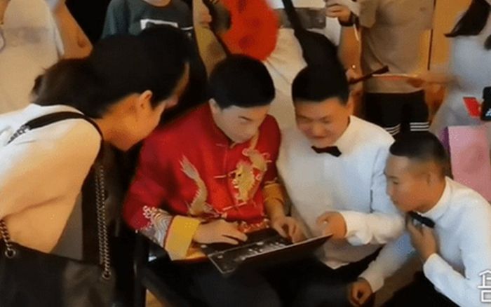 Chú rể dân IT bị cô dâu bắt viết code mới được đón dâu, kết quả khiến dân mạng phấn khích