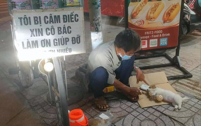 Chuyện xúc động của ông lão câm điếc bán vé số và chú chó giữa lòng Sài Gòn