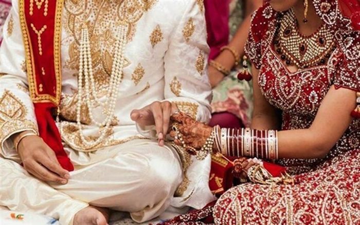 Đi phát thiệp mời cưới, người cha tuyệt vọng nhìn con gái chết giữa đường