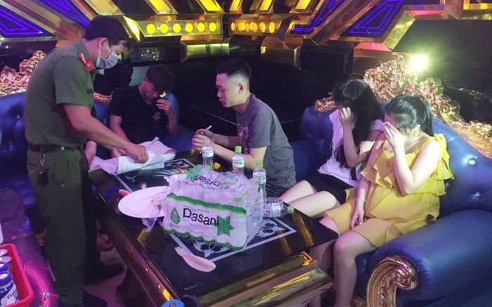 Phát hiện hàng chục đối tượng sử dụng ma túy bên trong quán karaoke giữa mùa dịch