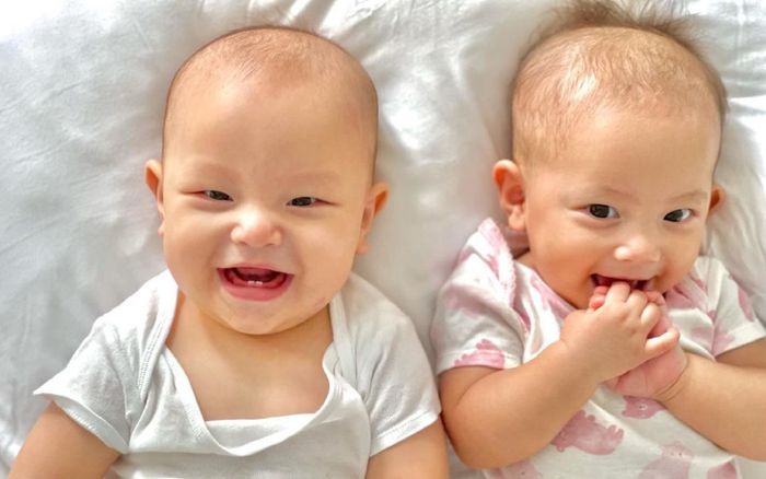 Cười tươi như hoa thế nhưng Leon lại bị mẹ nhận xét là 'làm quá'