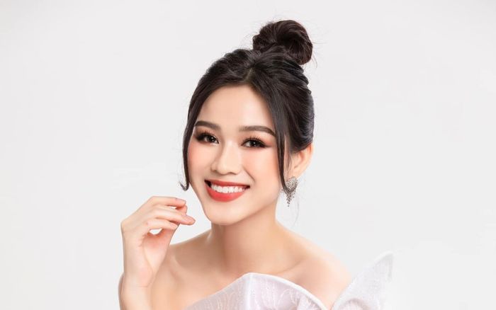 Hoa hậu Đỗ Thị Hà tiếp tục 'sửa nhẹ' một điểm trên gương mặt