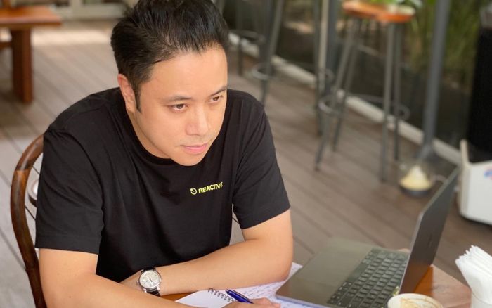 Sau 'Mắt biếc', Victor Vũ lại tiếp tục đưa tiểu thuyết trinh thám kinh dị 'Trại hoa đỏ' lên màn ảnh rộng?