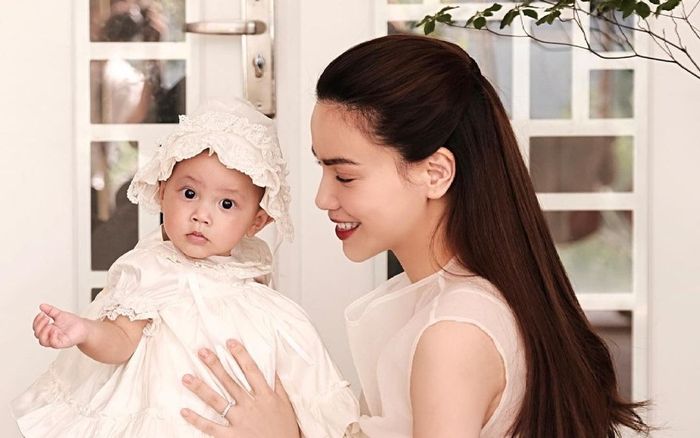 Hồ Ngọc Hà khoe con gái Lisa mới 7 tháng tuổi đã biết 'tự lập lắm rồi'