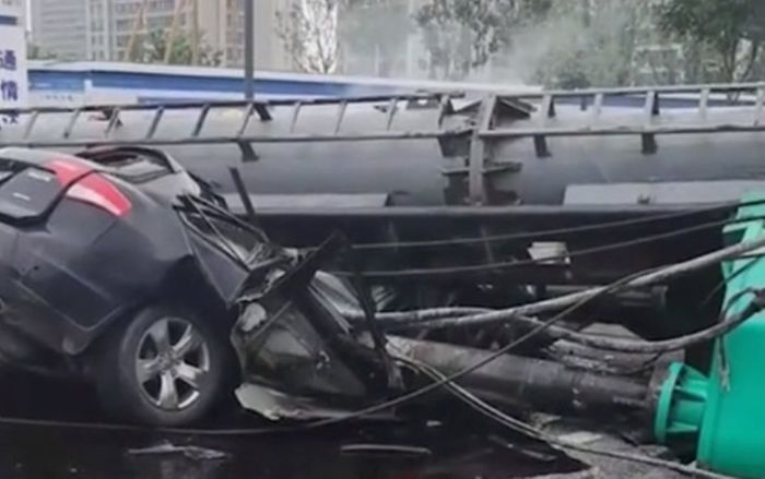 Clip: Khoảnh khắc máy ép cọc bê tông đè chết tỷ phú và con gái gây ám ảnh