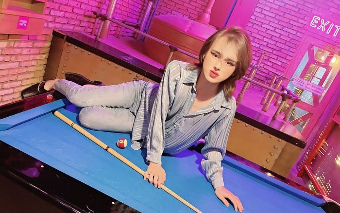 Trần Đức Bo mặc đầm, kẻ mắt nhưng lại để râu dài xồm xoàm đầy phản cảm