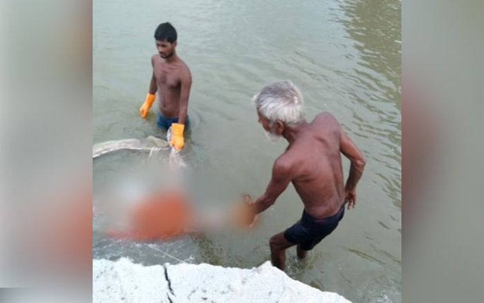 Thi thể còn nguyên ống thở oxy trên miệng cùng hàng loạt xác chết nổi bên bờ sông Hằng